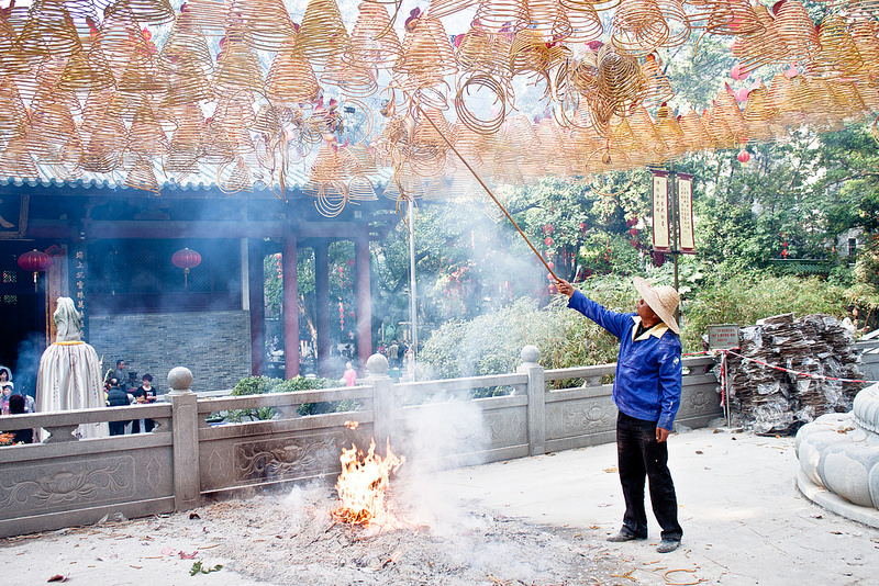 Espirales de incienso para celebrar el Año Nuevo chino en Guangzhou.