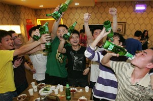 Estudiantes chinos de fiesta tras el gaokao.
